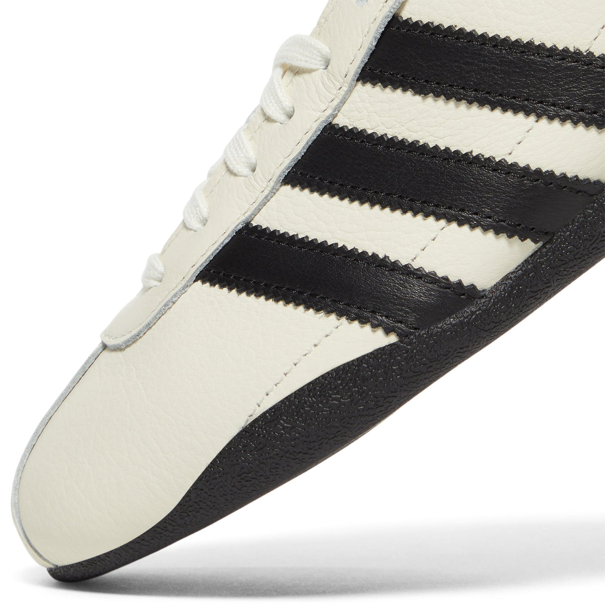 Adidas Tokyo (Owhite/Cblack/Goldmt)