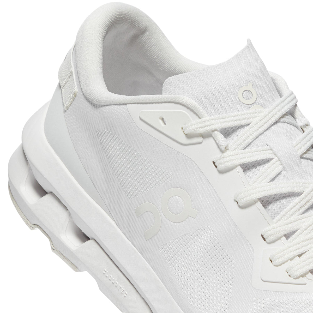 On Cloudzone (White)